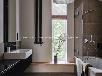 Thiết kế phòng tắm với tường ốp gạch và cửa sổ đón ánh sáng tự nhiên